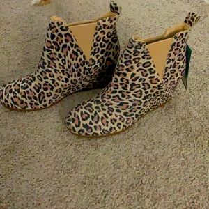 NWT TOMS Leopard Wedges